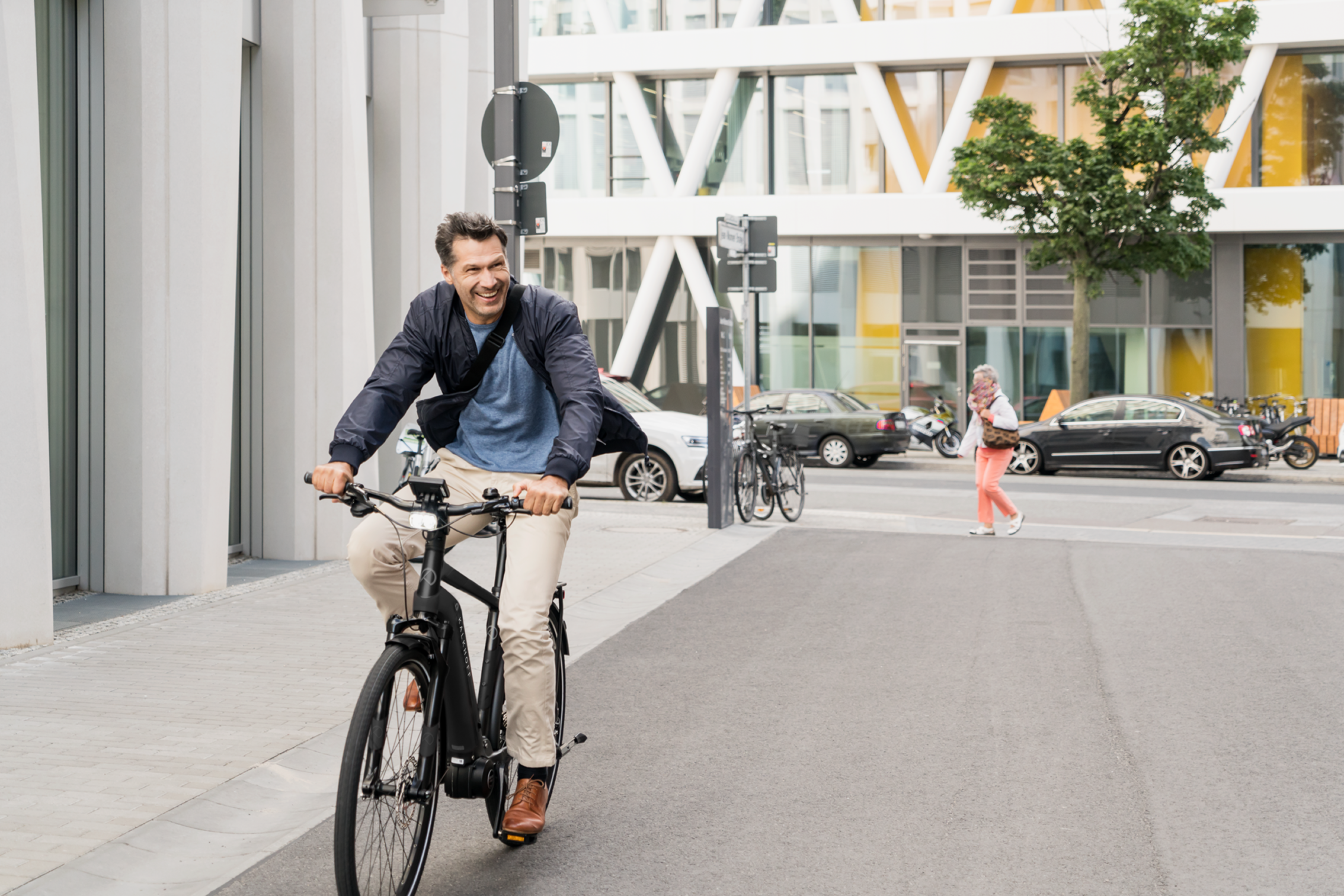 Ein Mann fährt auf City E-Bike von Kalkhoff durch die Stadt