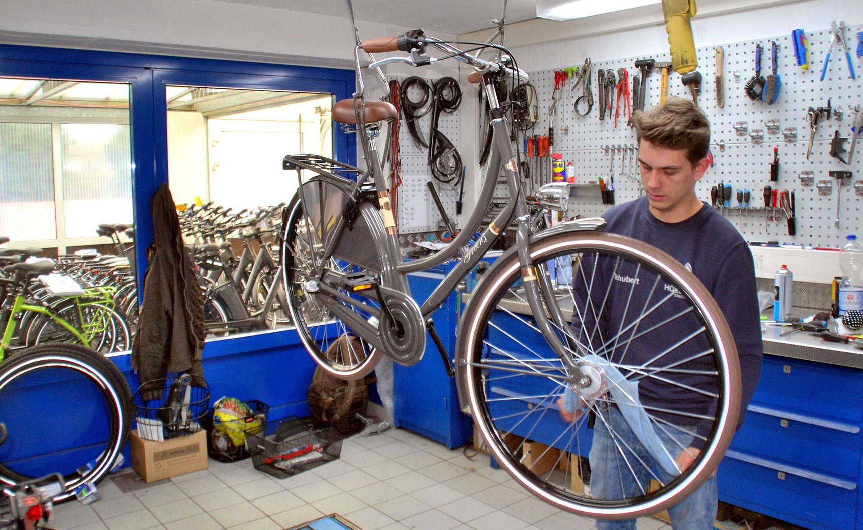 Zweirad Hölscher Mitarbeiter repariert Fahrrad in der Werkstatt